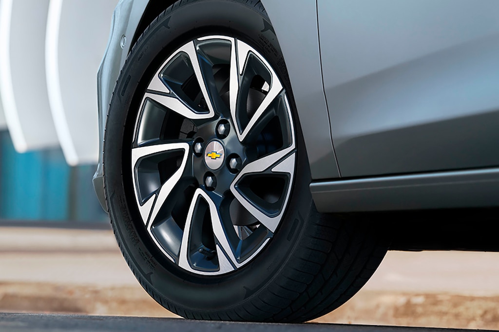 Pneus Chevrolet Onix Plus 2026 com detalhes cromados